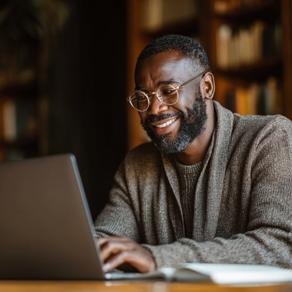 aiumarketing_Online_Learning_Made_Easy_for_black_adult_students_366c1f25-7a0c-4917-8268-8fcbaf626ea4