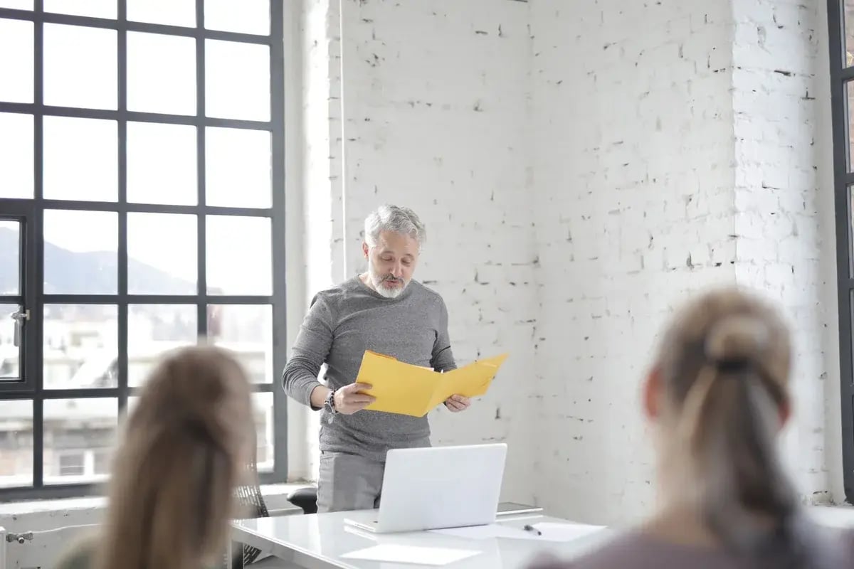 Un gestionnaire d'expérience dirige une réunion d'équipe dans une salle lumineuse